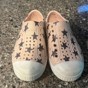 Tan Native shoes with cute black stars. Size 9 (toddler). GUC